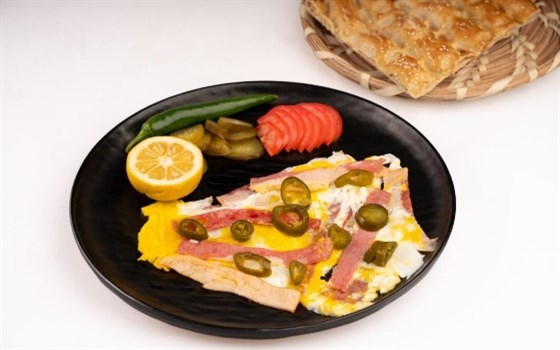 نیمرو بیکن با هالوپینو